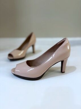 Clarks Collection Heels Women 6.5 Nude Patent Leather Peep Toe 3" Office Chic